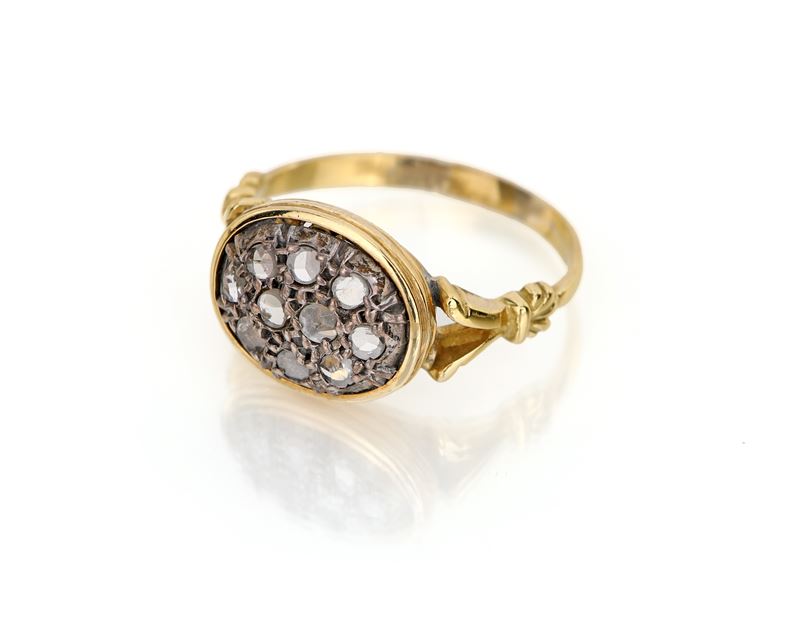 Anello a Toppa in Oro, Argento e Diamanti
