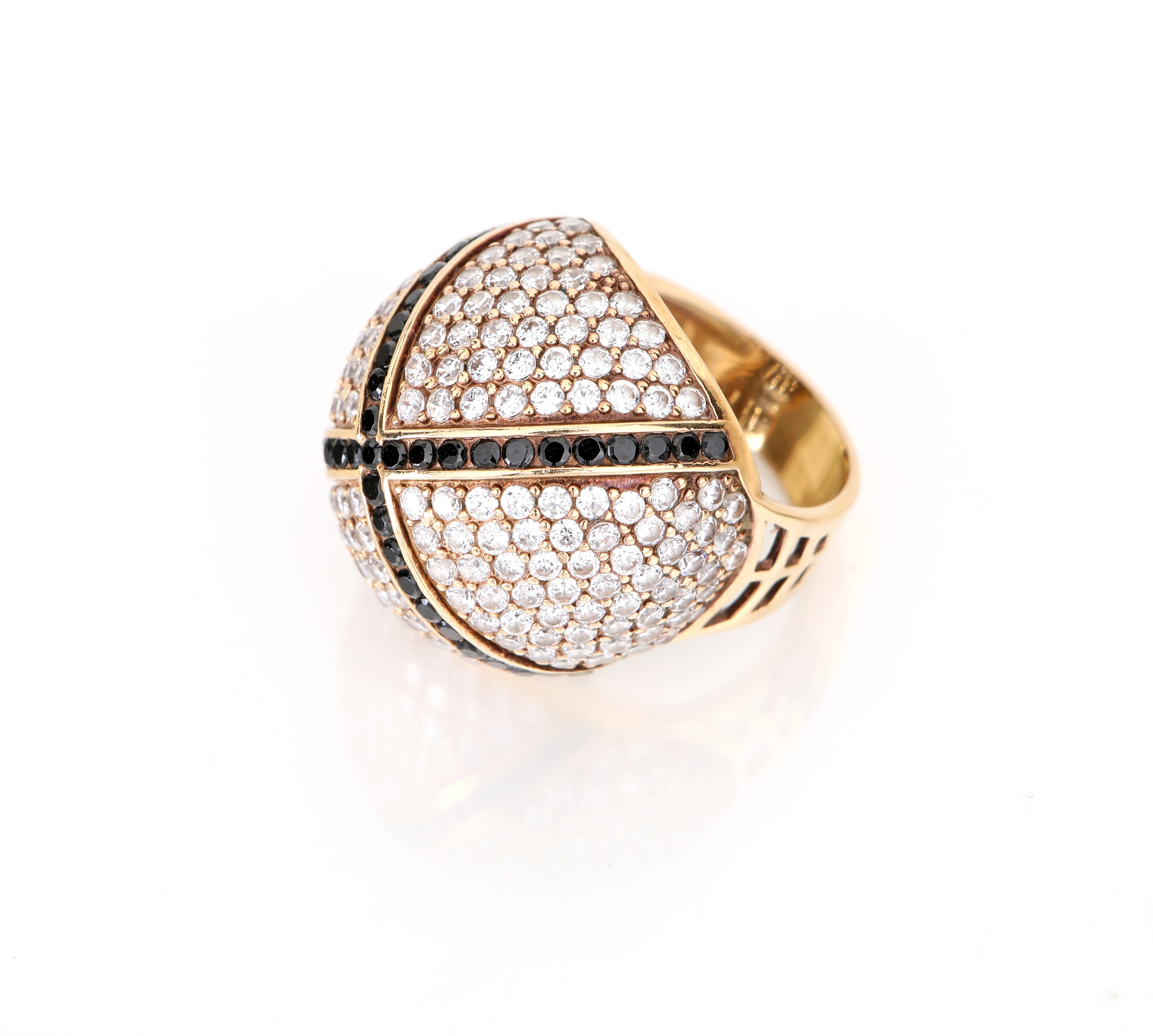 Anello in Oro, Brillanti e Diamanti Neri.