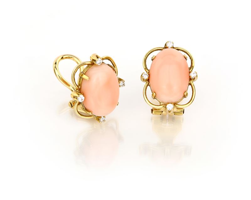 Coppia di Orecchini in Oro, Corallo e Brillanti