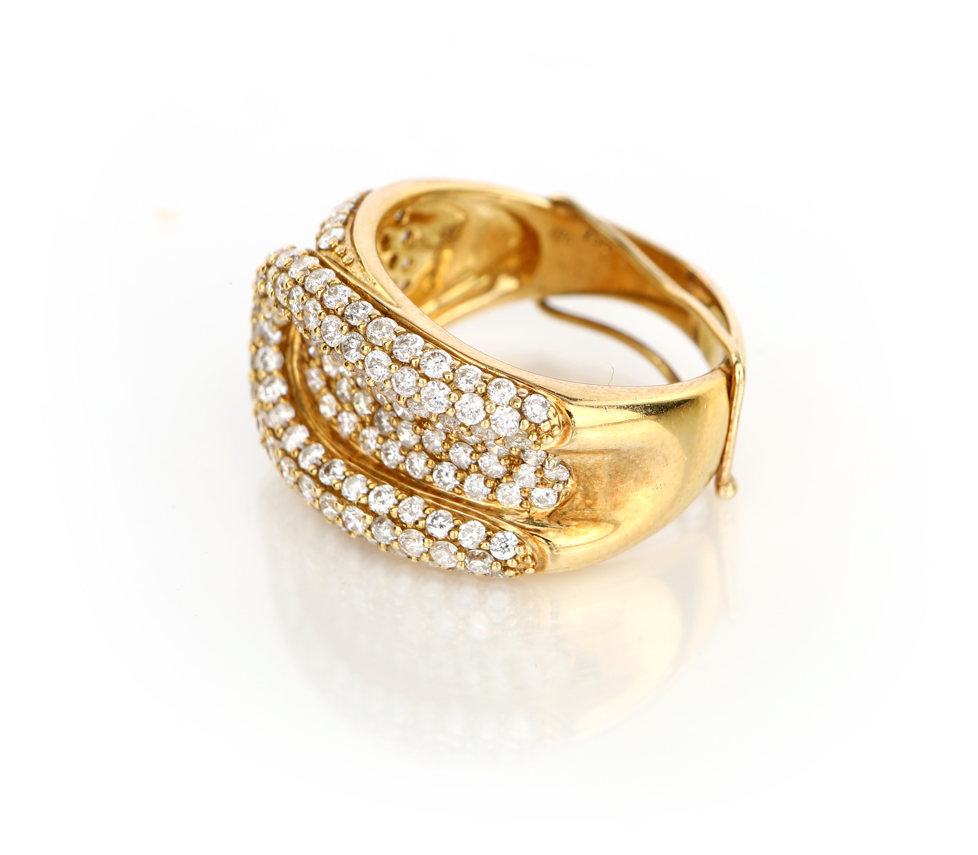 Anello a Fibbia in Oro e Brillanti.