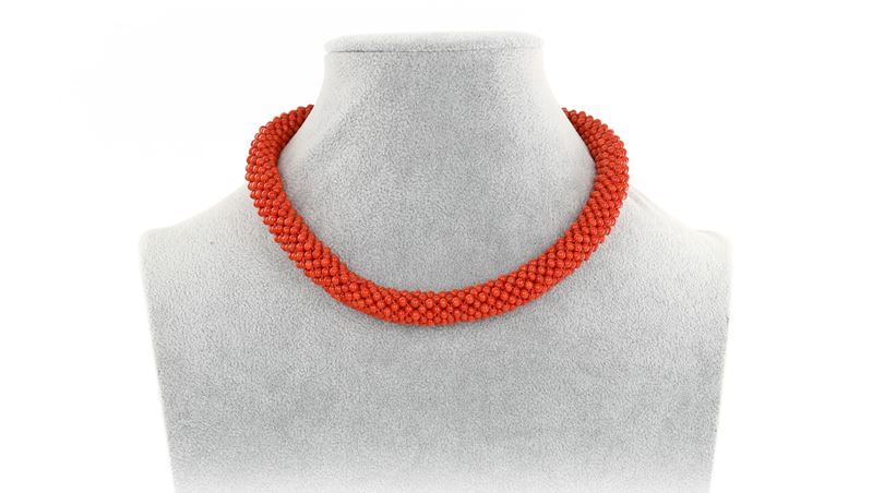 Collana in Corallo Rosso con Infilatura Tubolare e Chiusura in Argento
