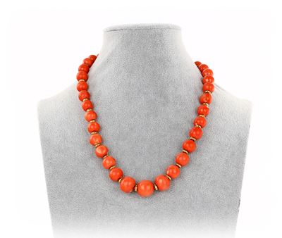 Collana in Corallo in Taglio Sferico a Gradazione, Chiusura in Argento e Corallo