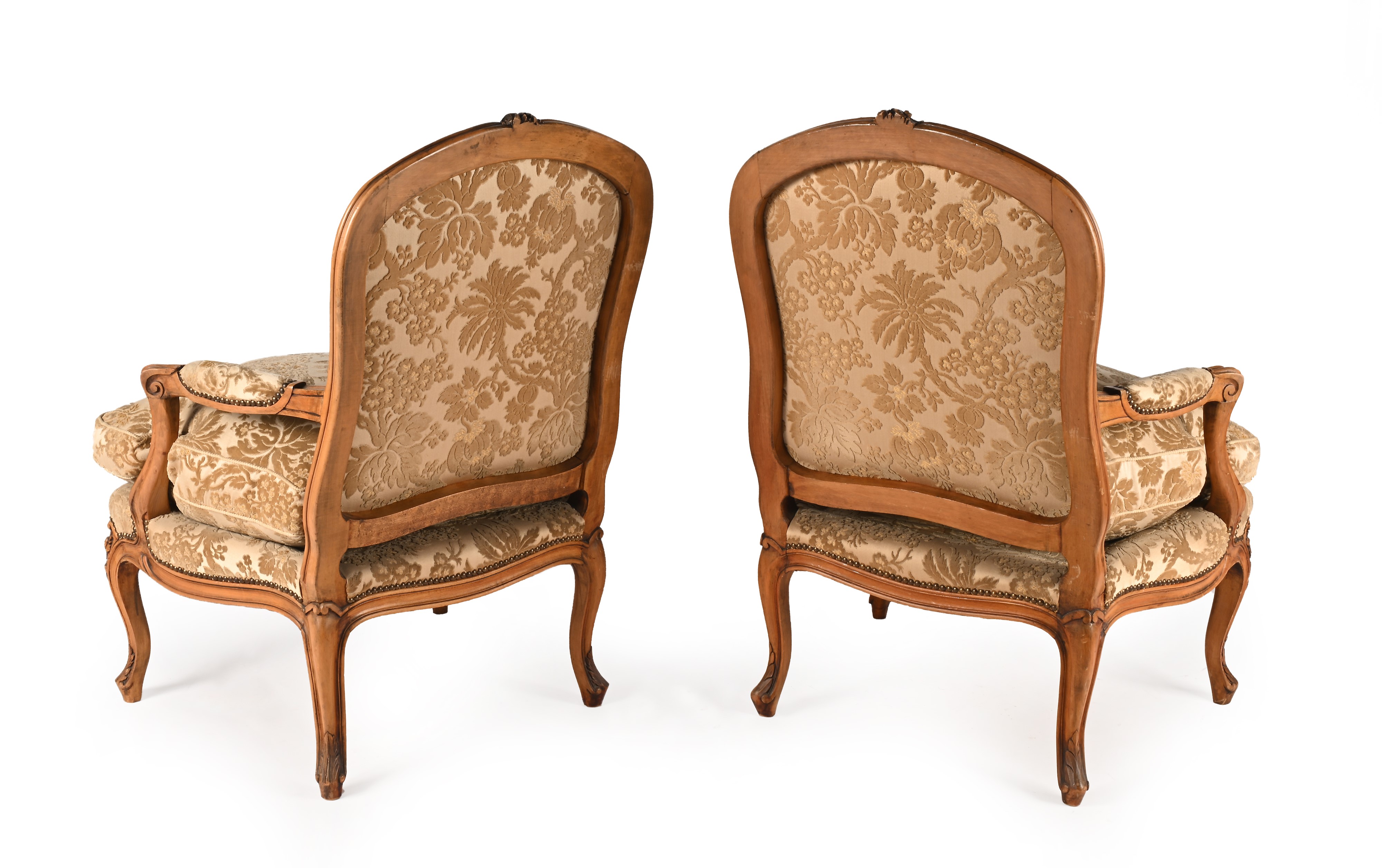 Coppia di poltrone “Luigi XV” in noce