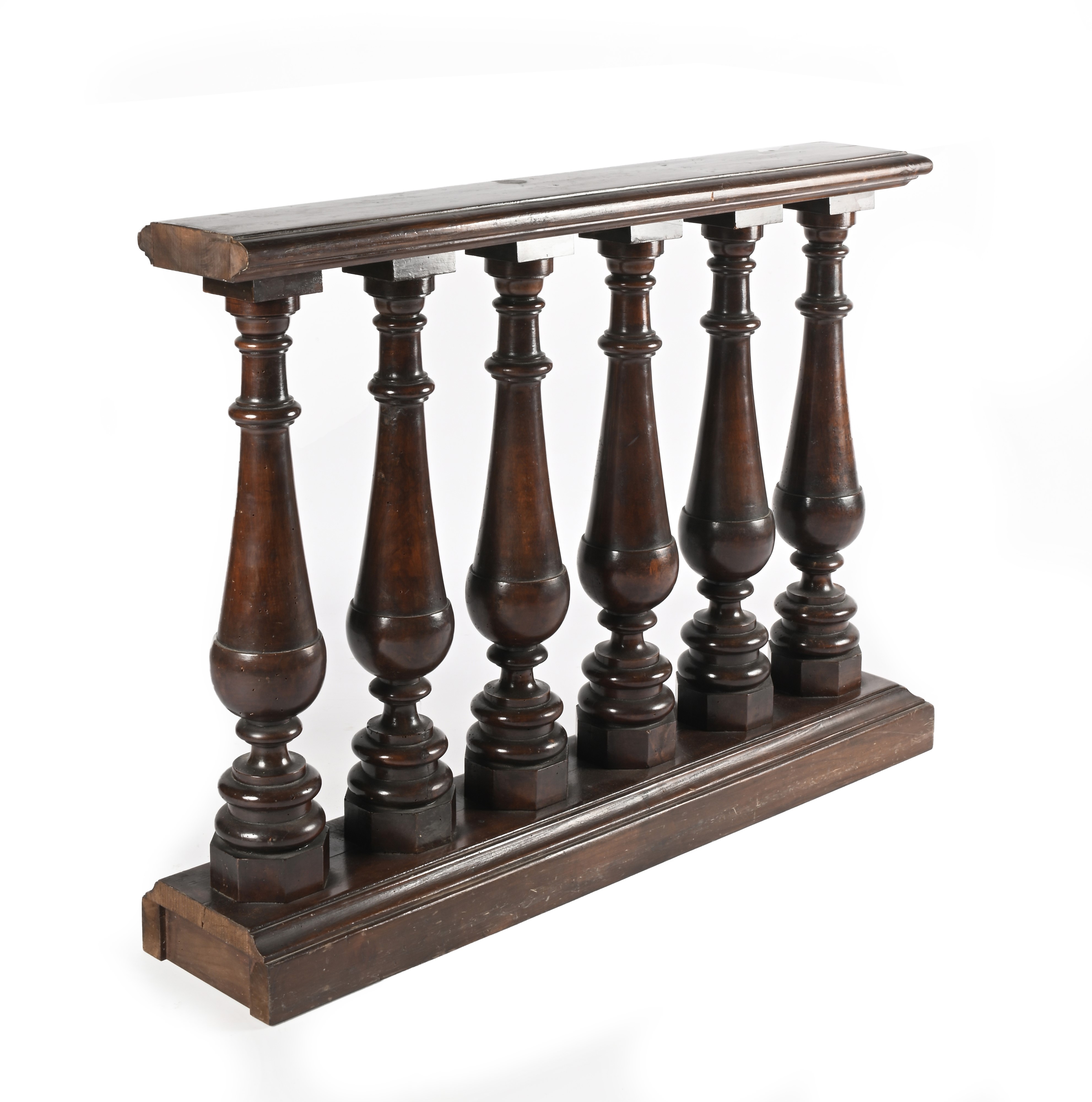 Parte di balaustra in noce