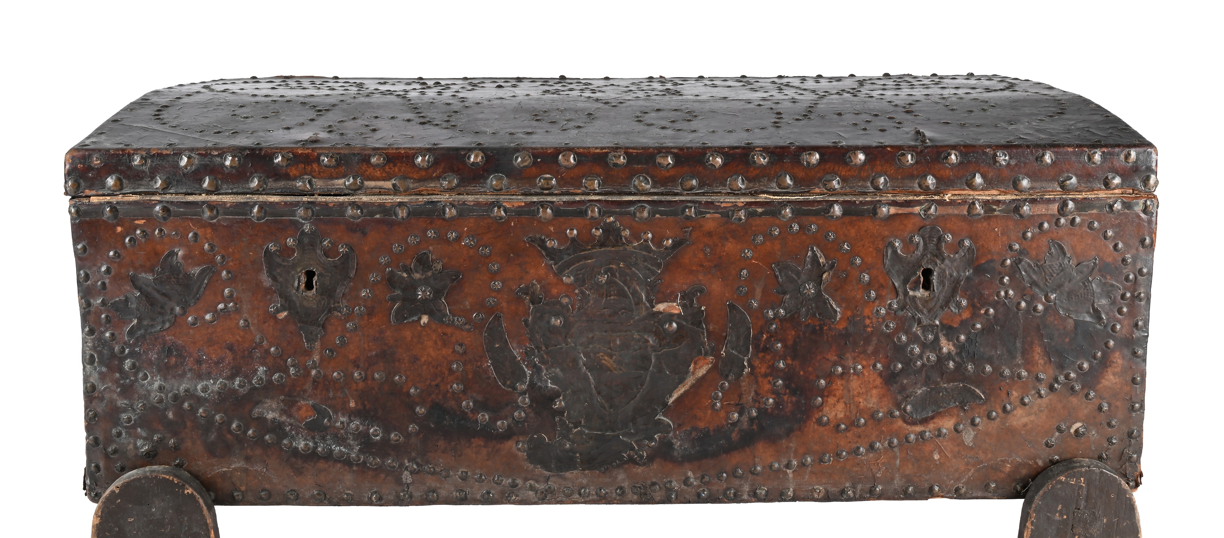 Cassa da viaggio in legno e cuoio con borchie, XVIII secolo