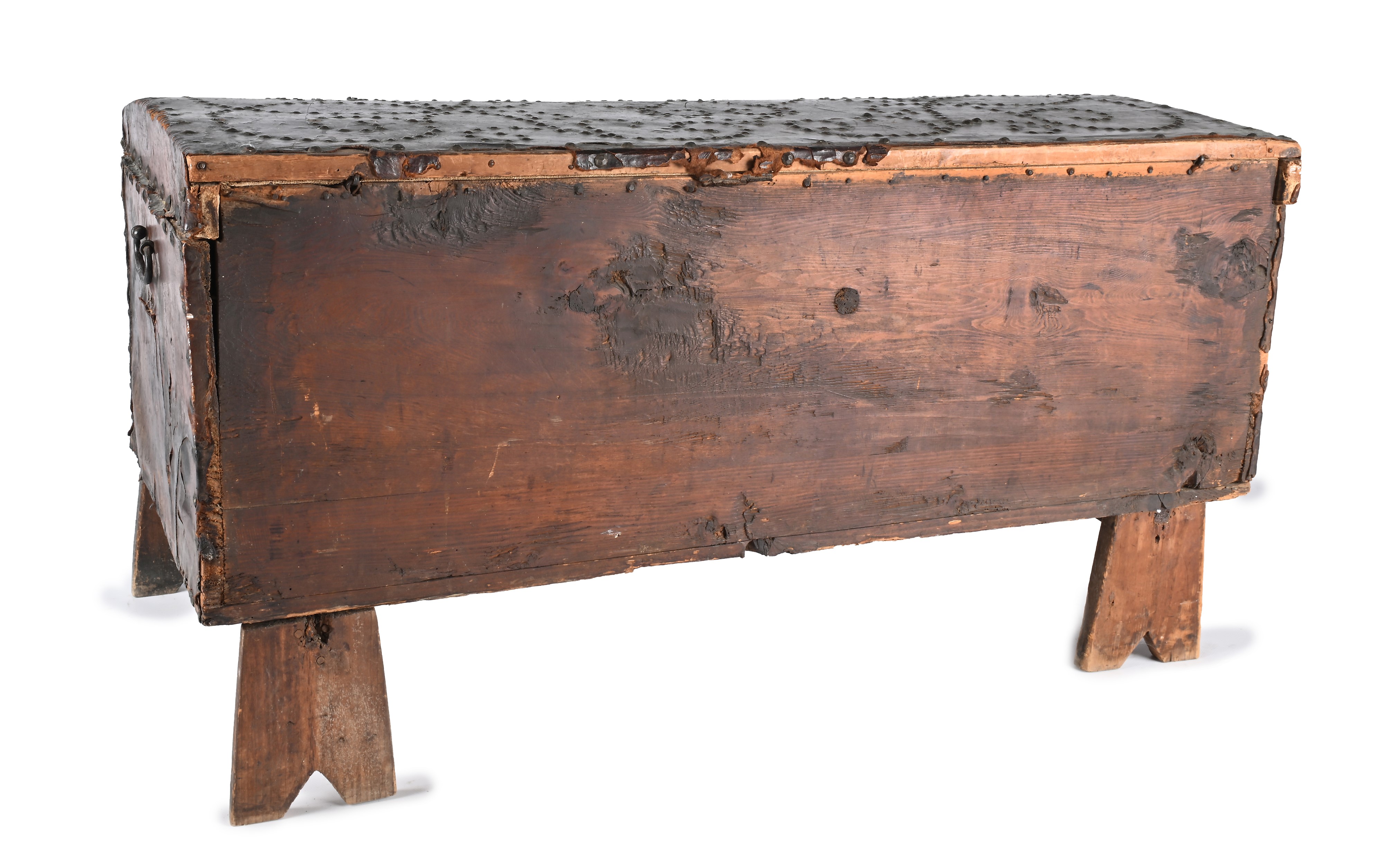 Cassa da viaggio in legno e cuoio con borchie, XVIII secolo