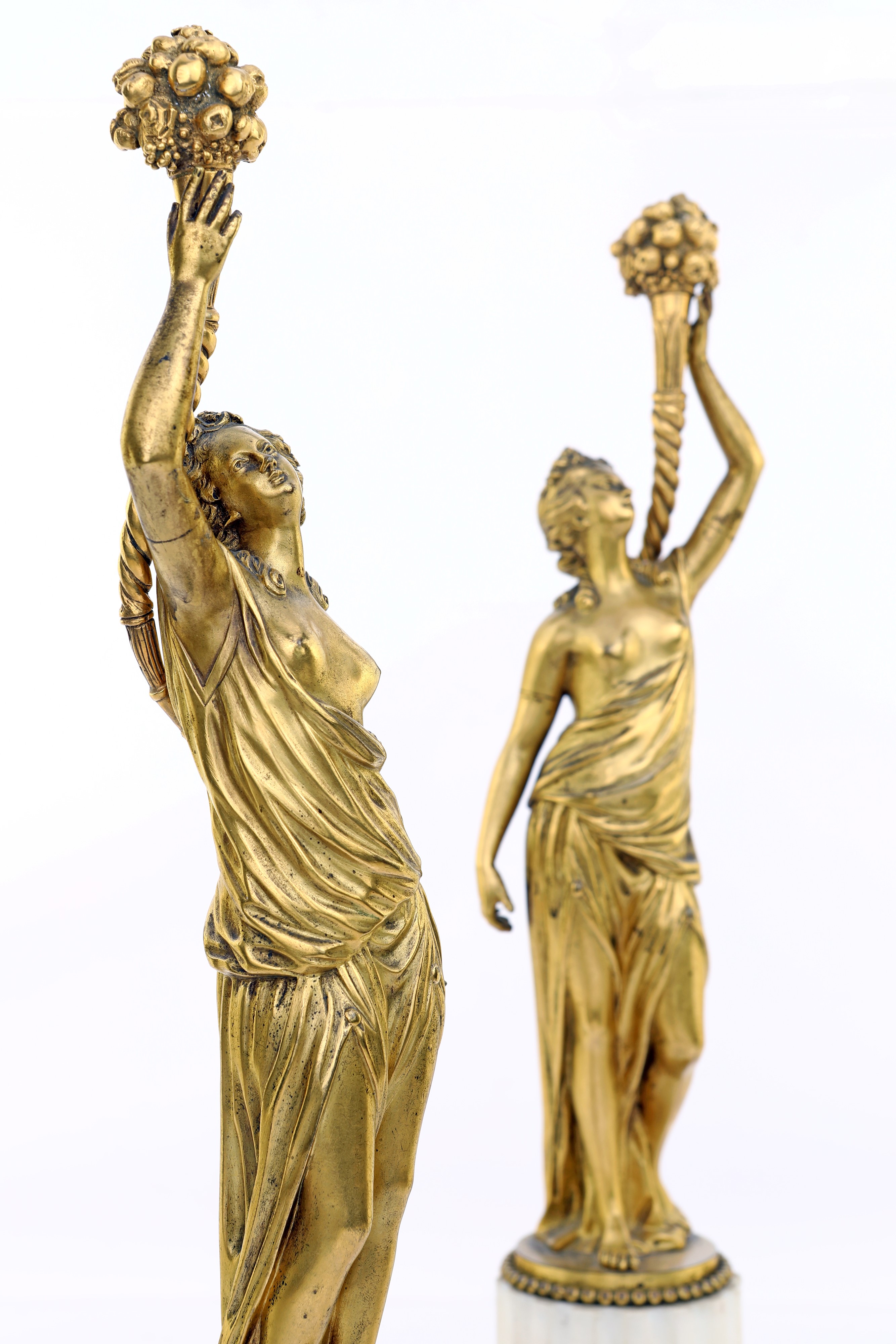 Coppia di figure femminili speculari in bronzo dorato, fine del XVIII secolo