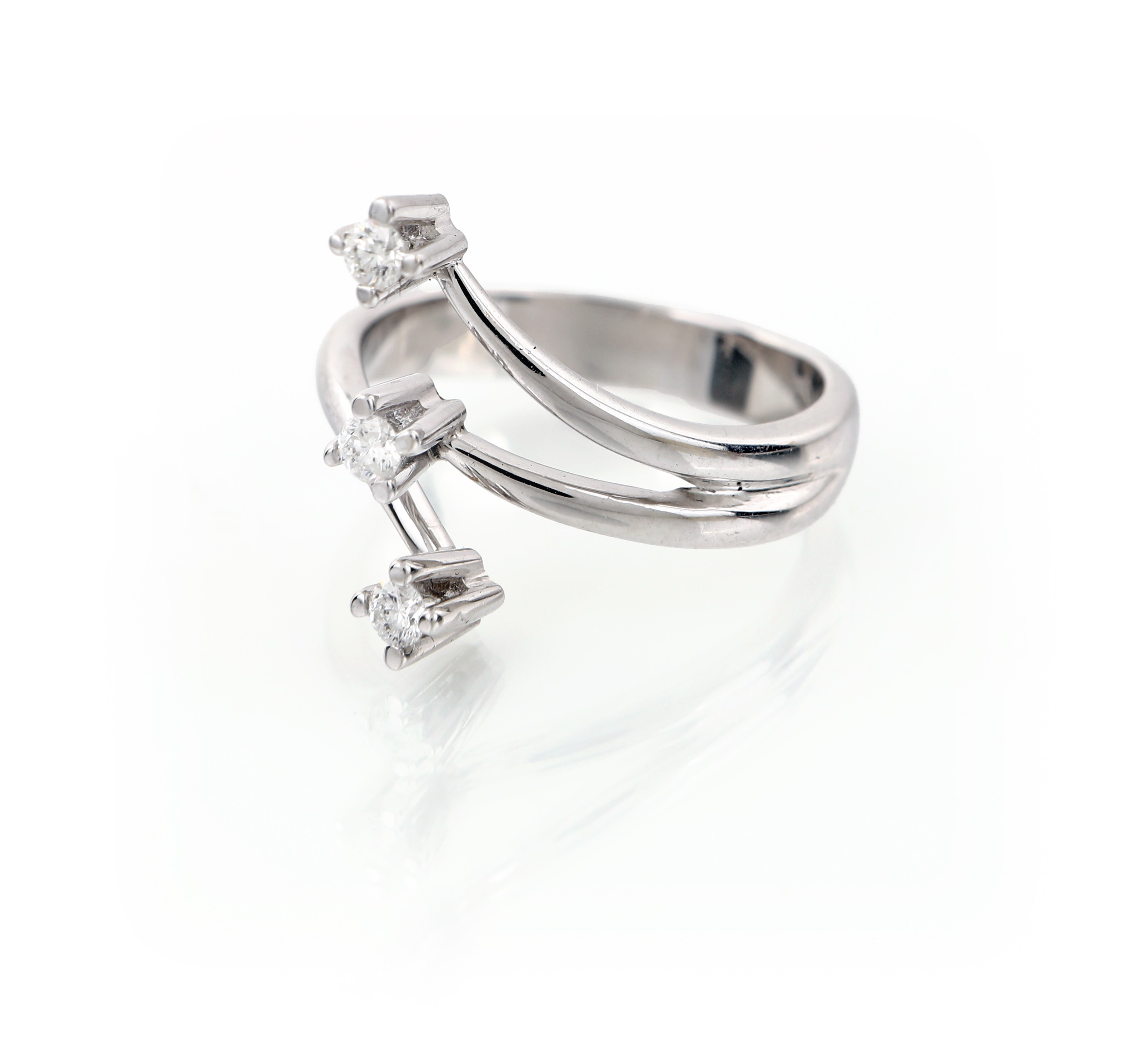 Anello trilogy in oro e brillanti