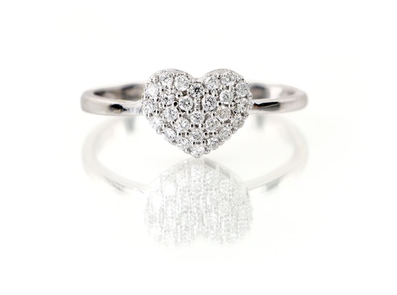 Anello a cuore in oro e brillanti
