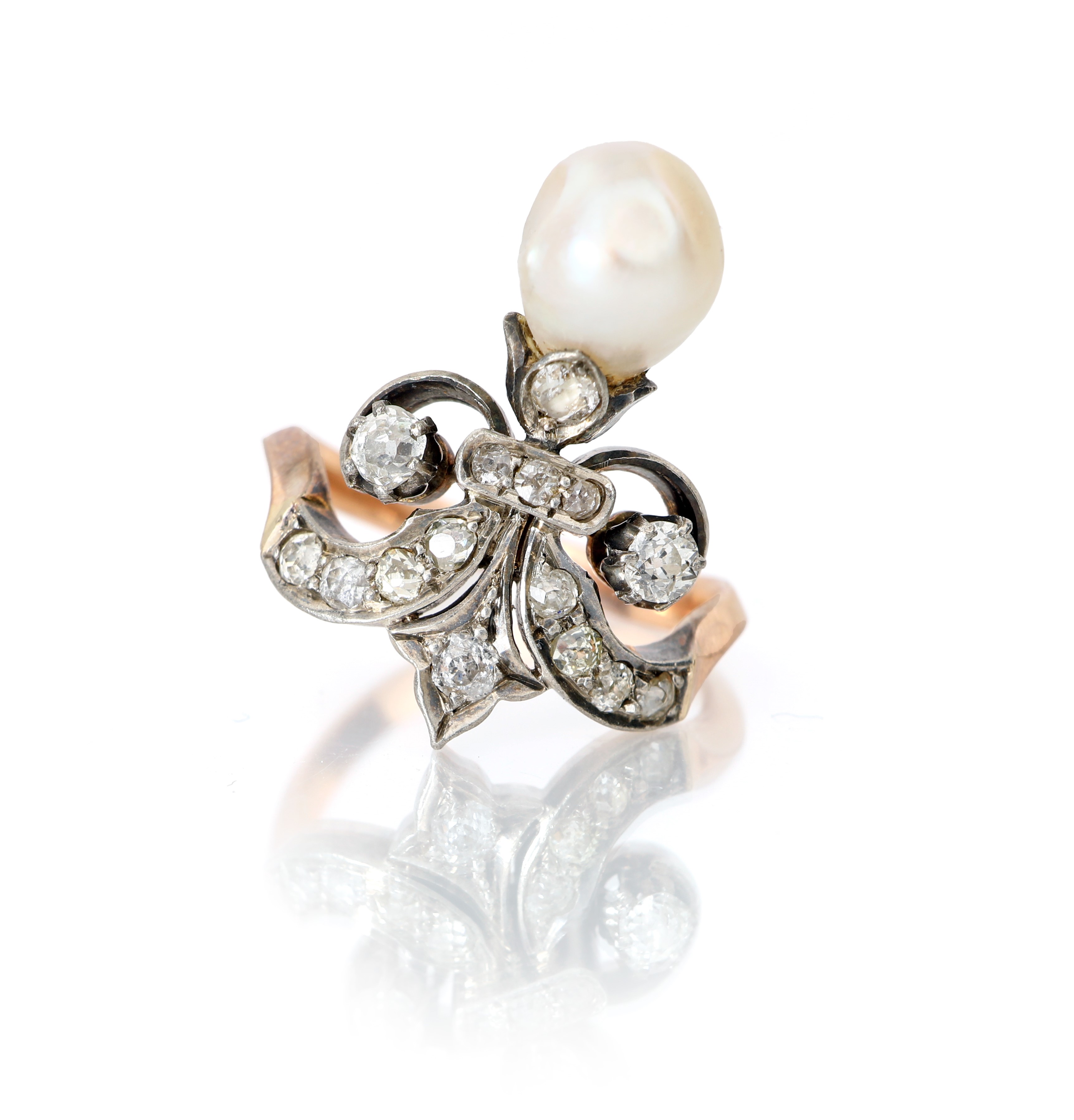 Anello in oro, perla naturale e diamanti