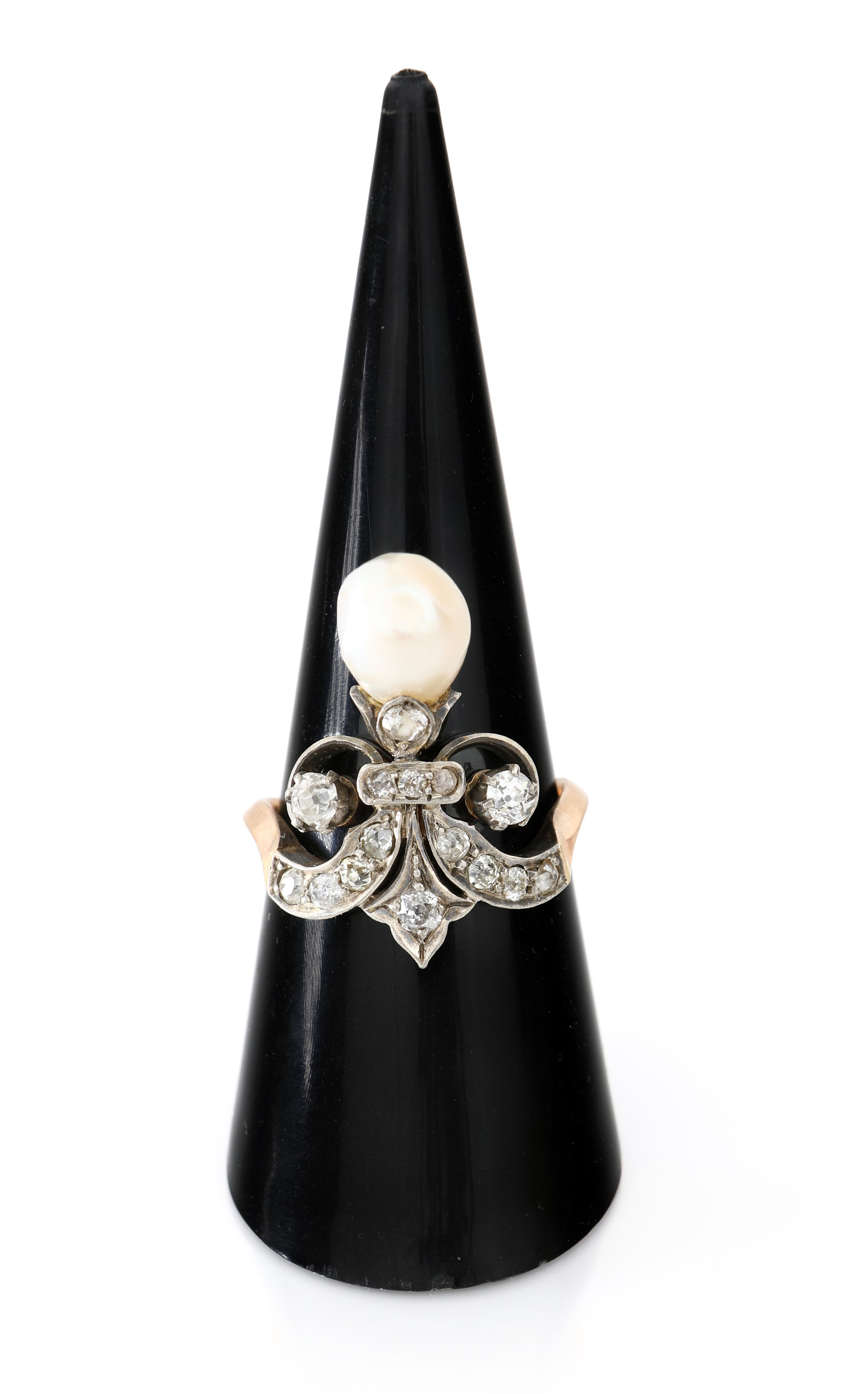 Anello in oro, perla naturale e diamanti