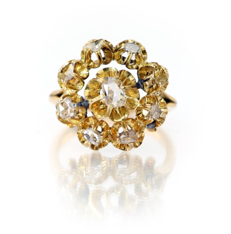 Anello a Fiore in Oro e Diamanti