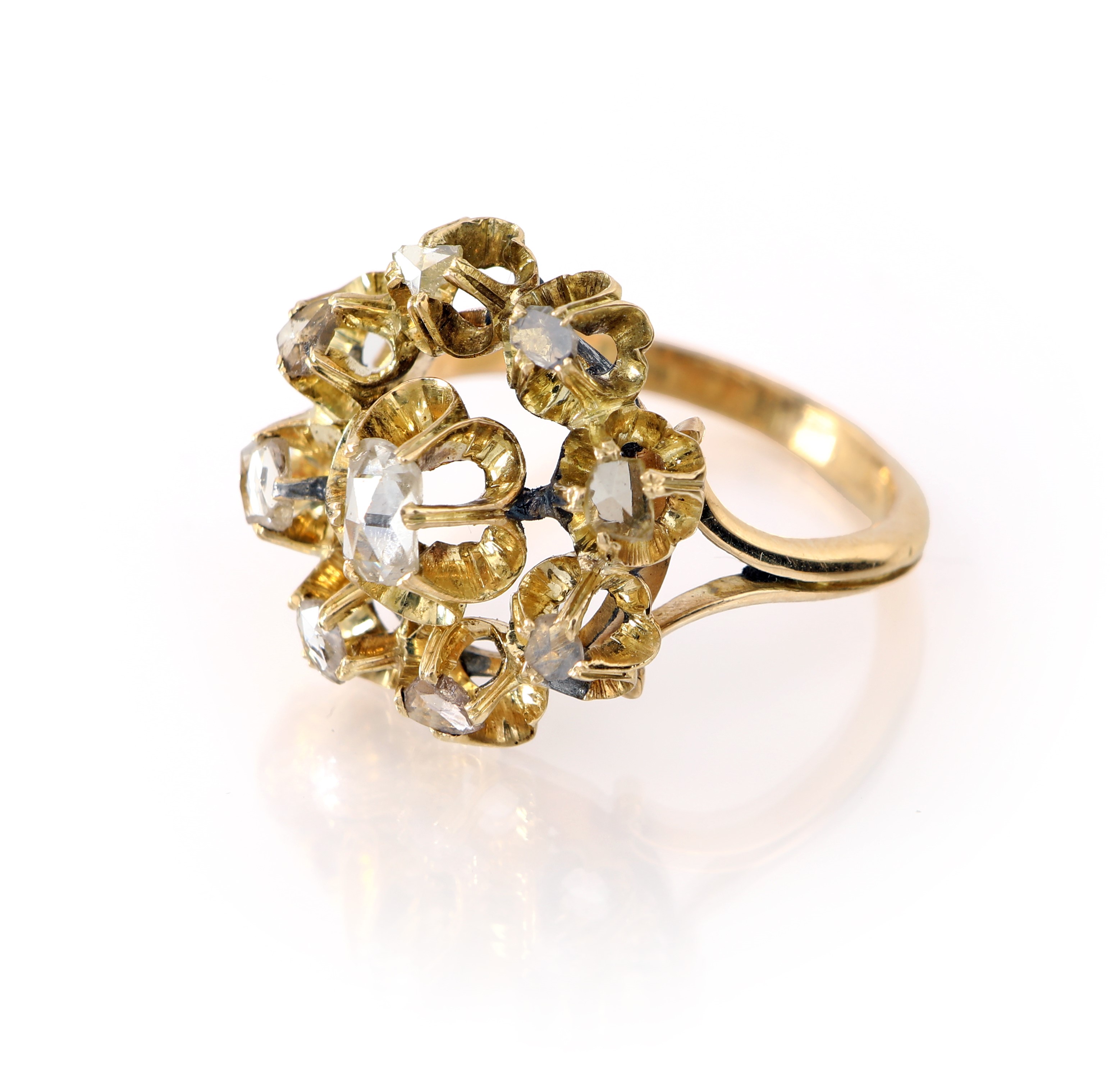 Anello a fiore in oro e diamanti