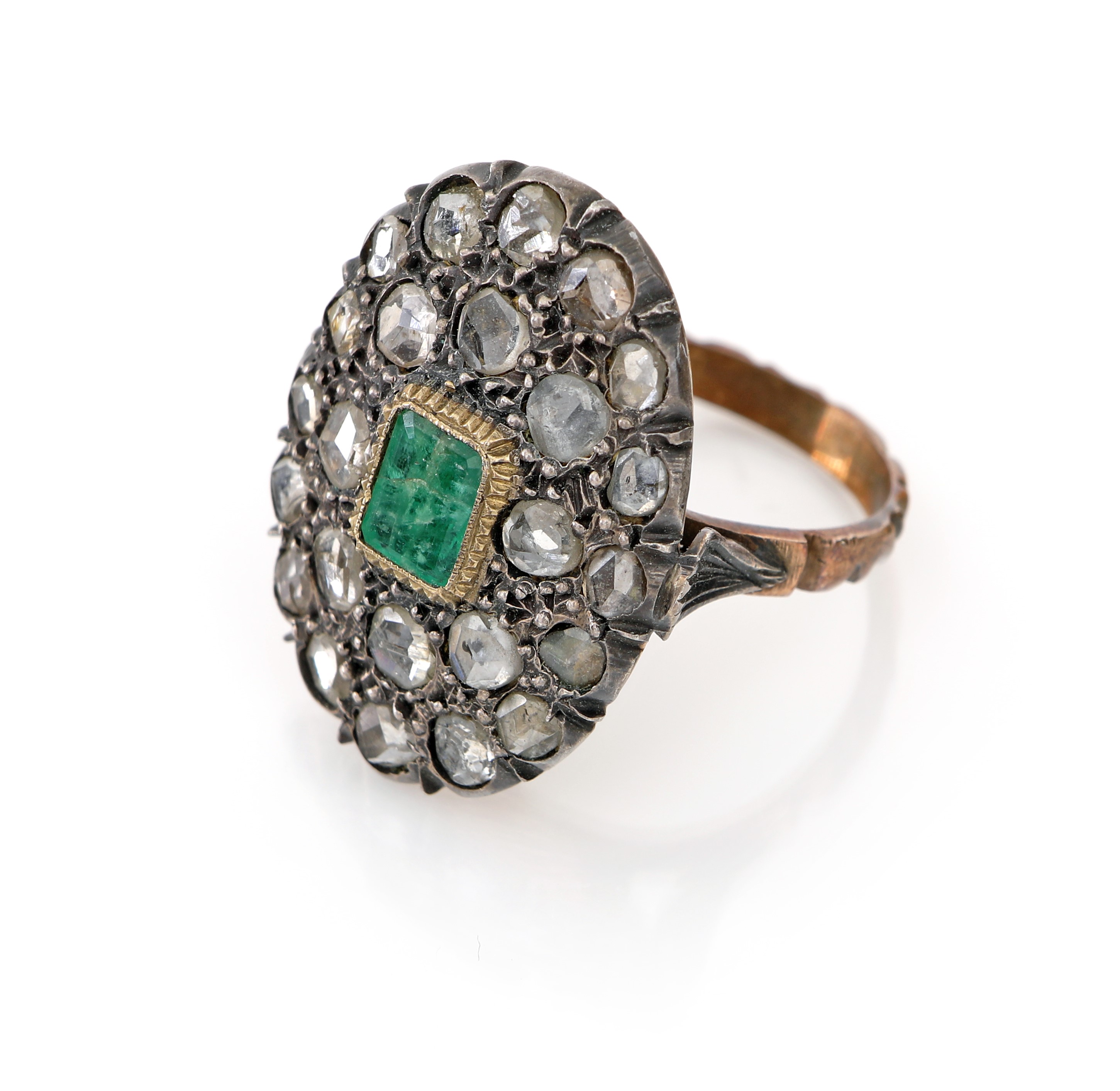 Anello antico in oro, argento, diamanti e smeraldo