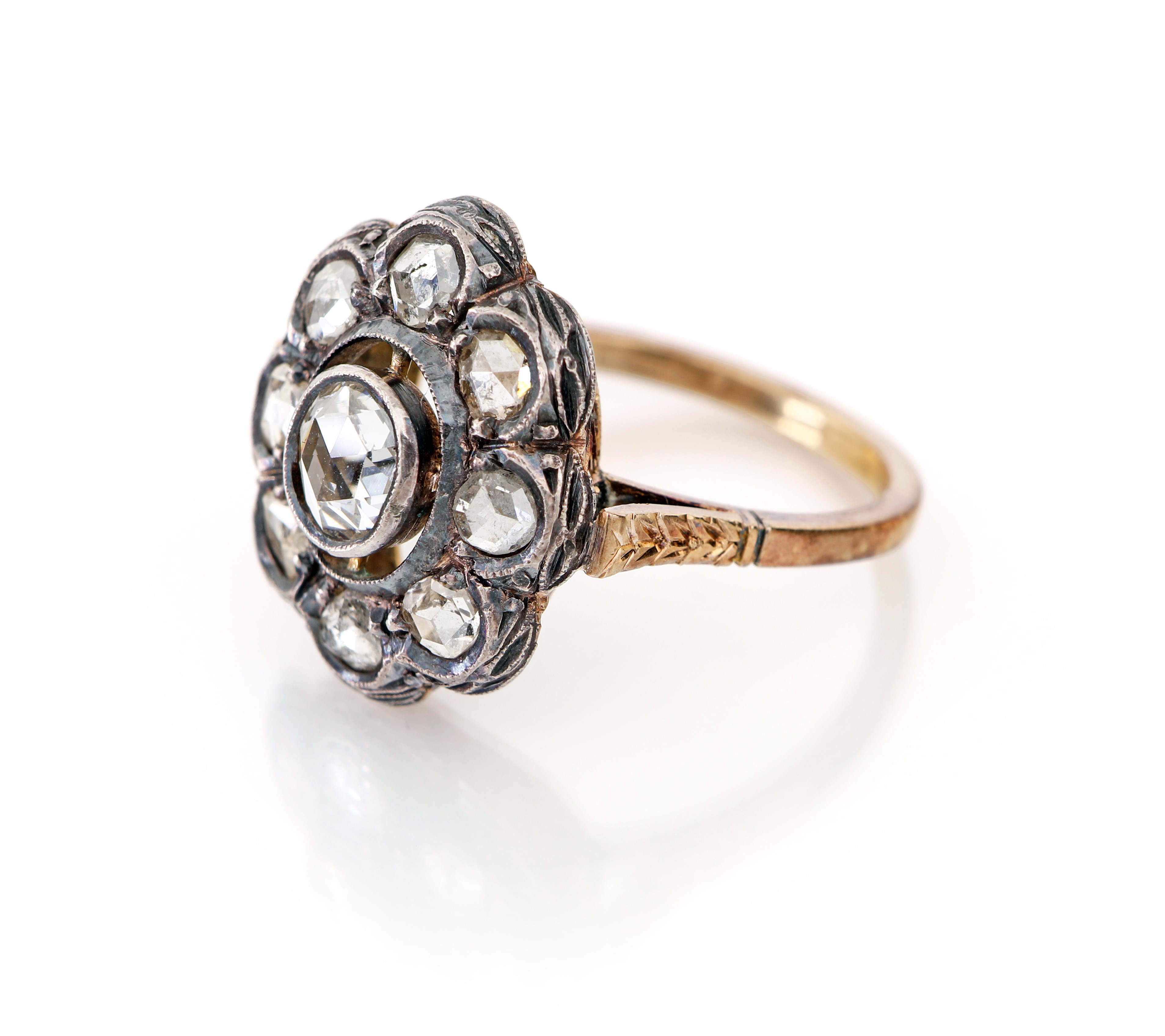 Anello a fiore in oro e diamanti