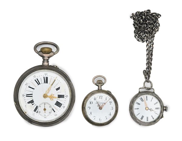 Fiorenza - Orologio da tasca, monachina svizzera remontoir con scappamento a cilindro in argento 800/000 (funzionante) con catena in argento 925/000; con altri 2 orologi da tasca svizzeri remontoir con scappamento a cilindro in metallo argentato (non funzionanti. Uno con difetti allo smalto)