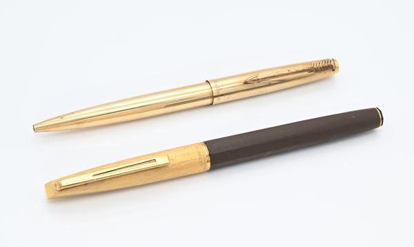 Waterman - Penna stilografica in metallo placcato in oro giallo e resina effetto legno / Parker 61 - Penna a sfera in metallo placcato in oro giallo 