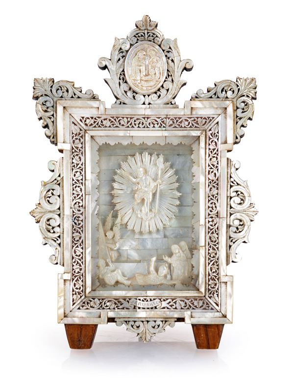 Altarolo in legno di ulivo e madreperla intagliata, arte sacra della Terra Santa, prima metà del XX secolo