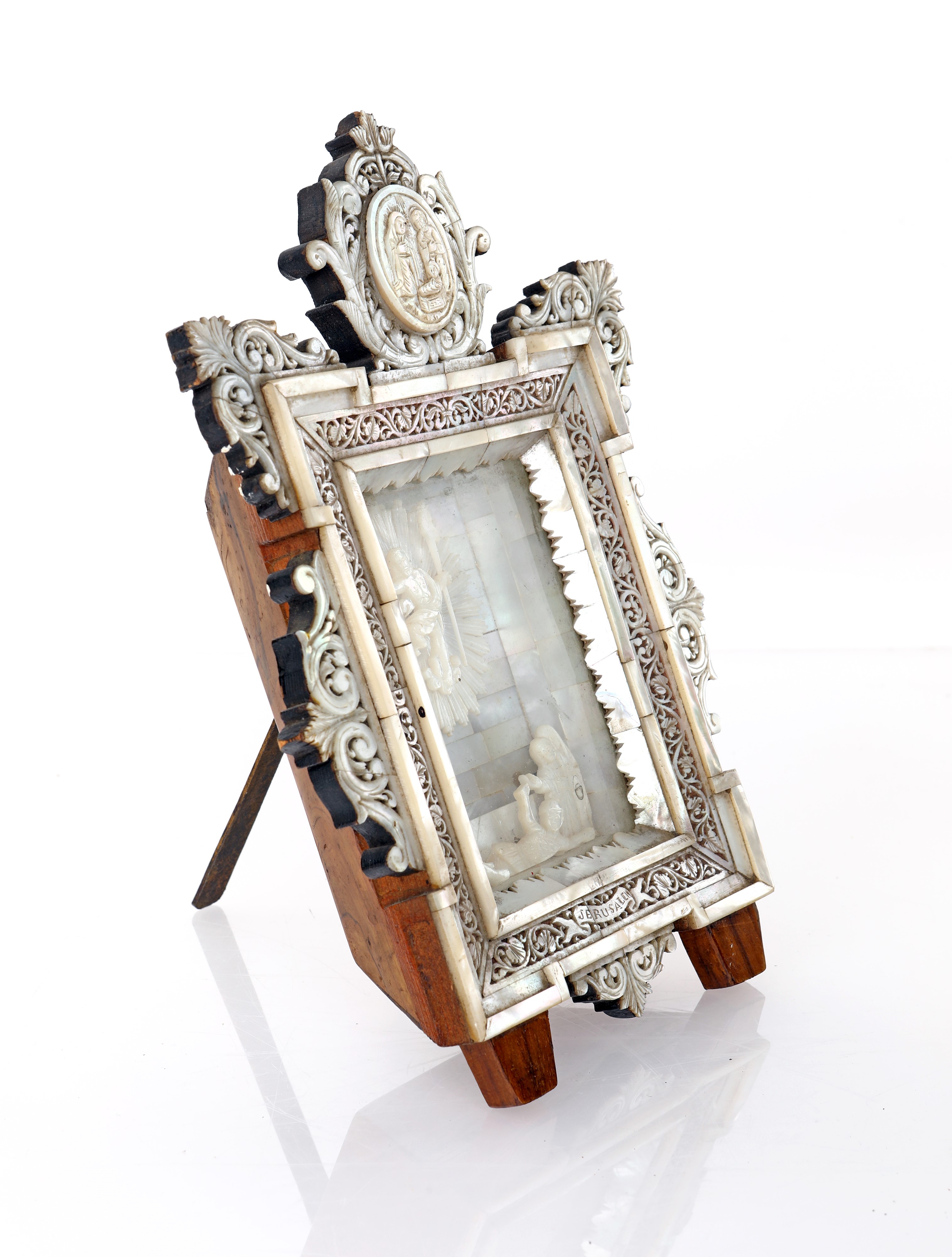 Altarolo in legno di ulivo e madreperla intagliata, arte sacra della Terra Santa, prima metà del ...