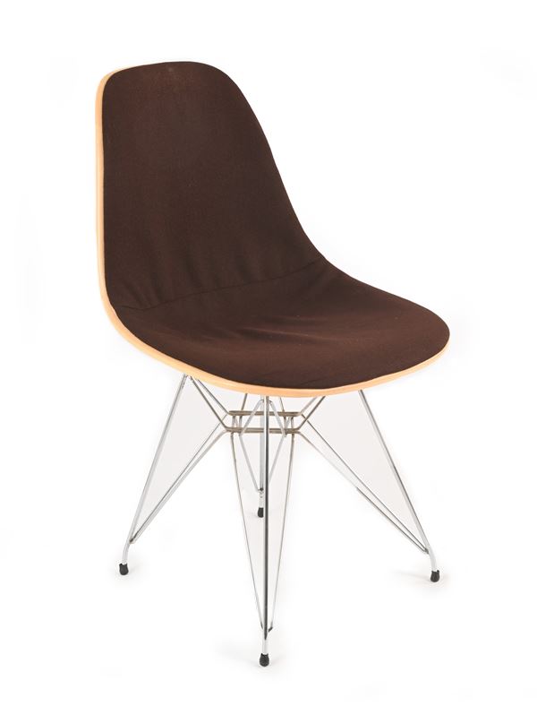 Sedia in fibra di vetro, cuscino imbottito rivestito in tessuto e struttura in metallo cromato