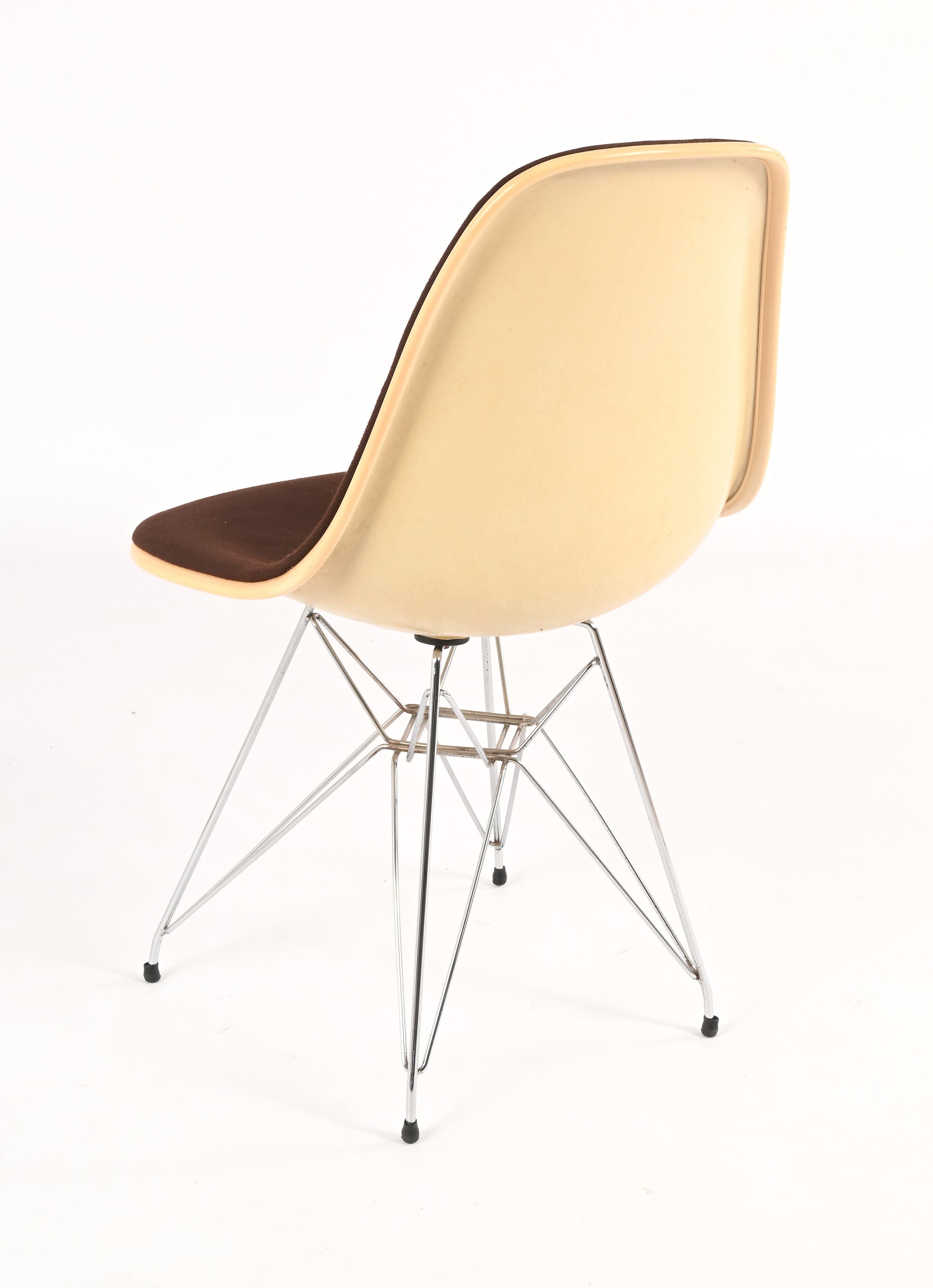 Sedia in fibra di vetro, cuscino imbottito rivestito in tessuto e struttura in metallo cromato