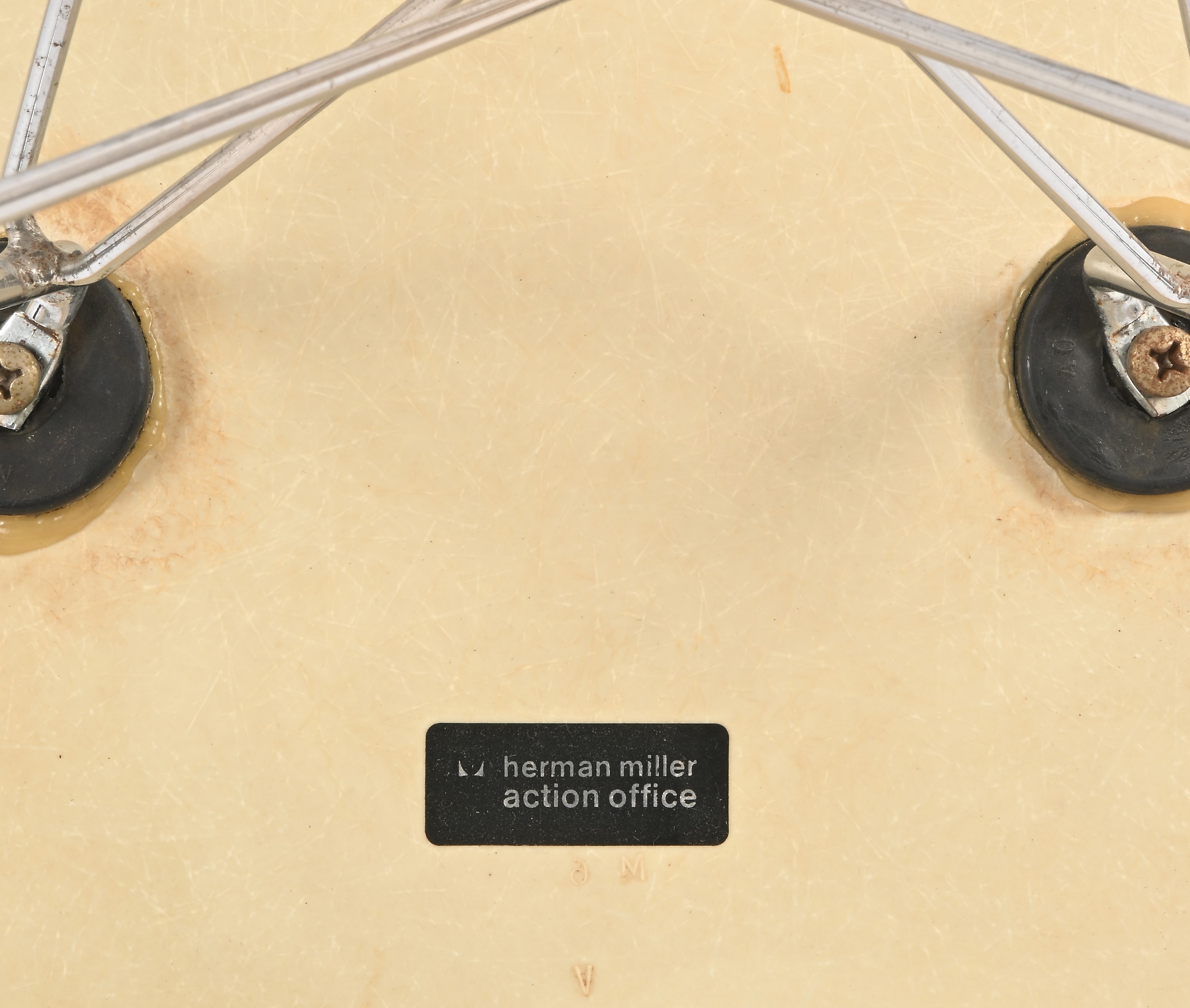 Sedia in fibra di vetro, cuscino imbottito rivestito in tessuto e struttura in metallo cromato