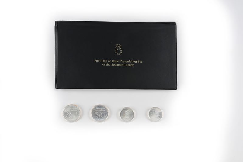 Lotto di Monete Proof e Cartamoneta First Issue 1977 Salomon Islands; 2 Pezzi da 10 Dollari e 2 P...