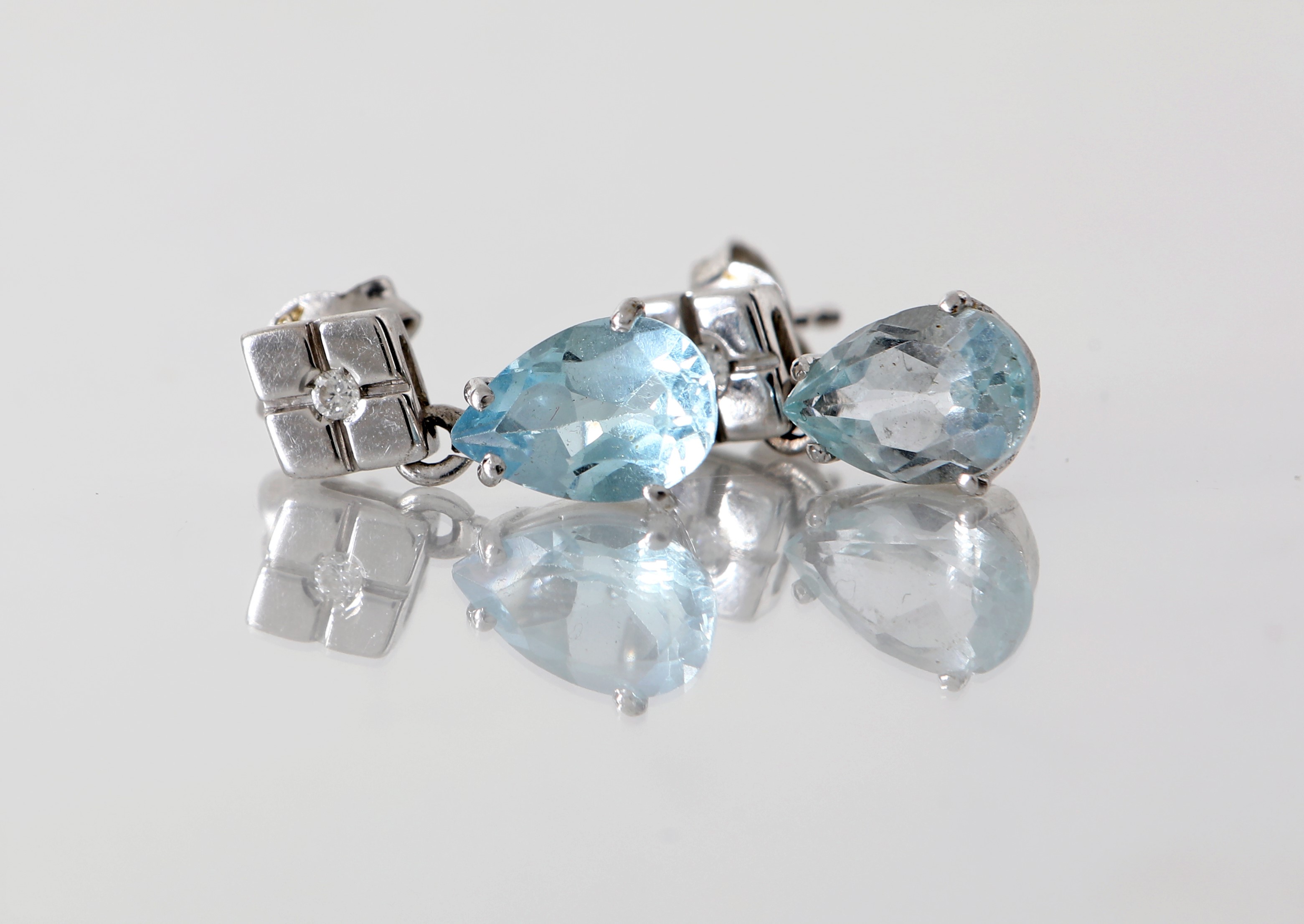 Coppia di Orecchini in Oro, Brillanti e Acquamarine