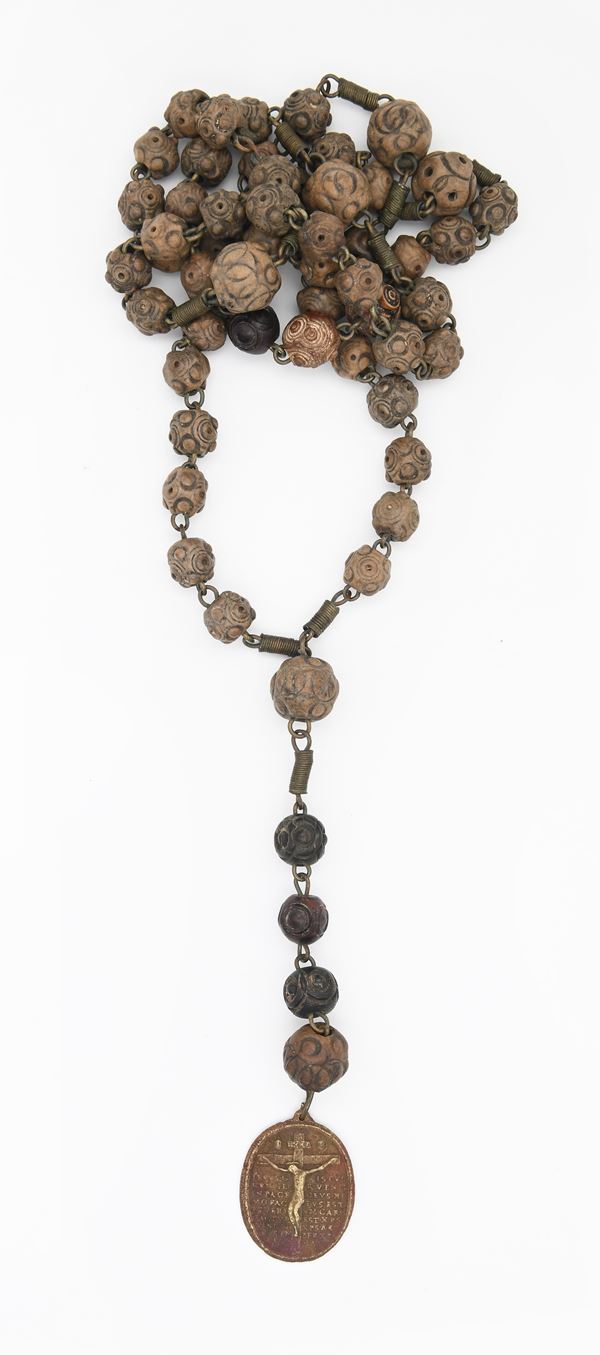 Hamerani - Medaglia ovale in bronzo del XVIII secolo raffigurante al verso Cristo in Croce e sul retro Cristo e la Madonna. Montata su antico rosario di grani d'ulivo ed anelli in ottone