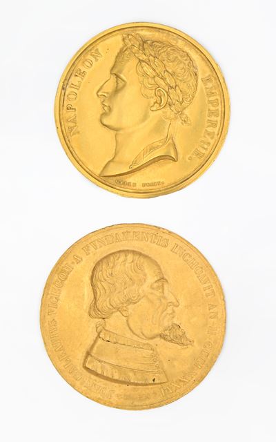 2 Placchette a Sbalzo Uniface in Bronzo Dorato e in Rame Dorato: Opus André Galle con il Busto di...