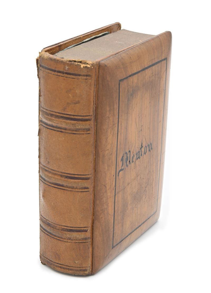 Scatola Sorrentina a Forma di Libro in Legno Intarsiato e Pelle, con All'interno un Piccolo Scrit...