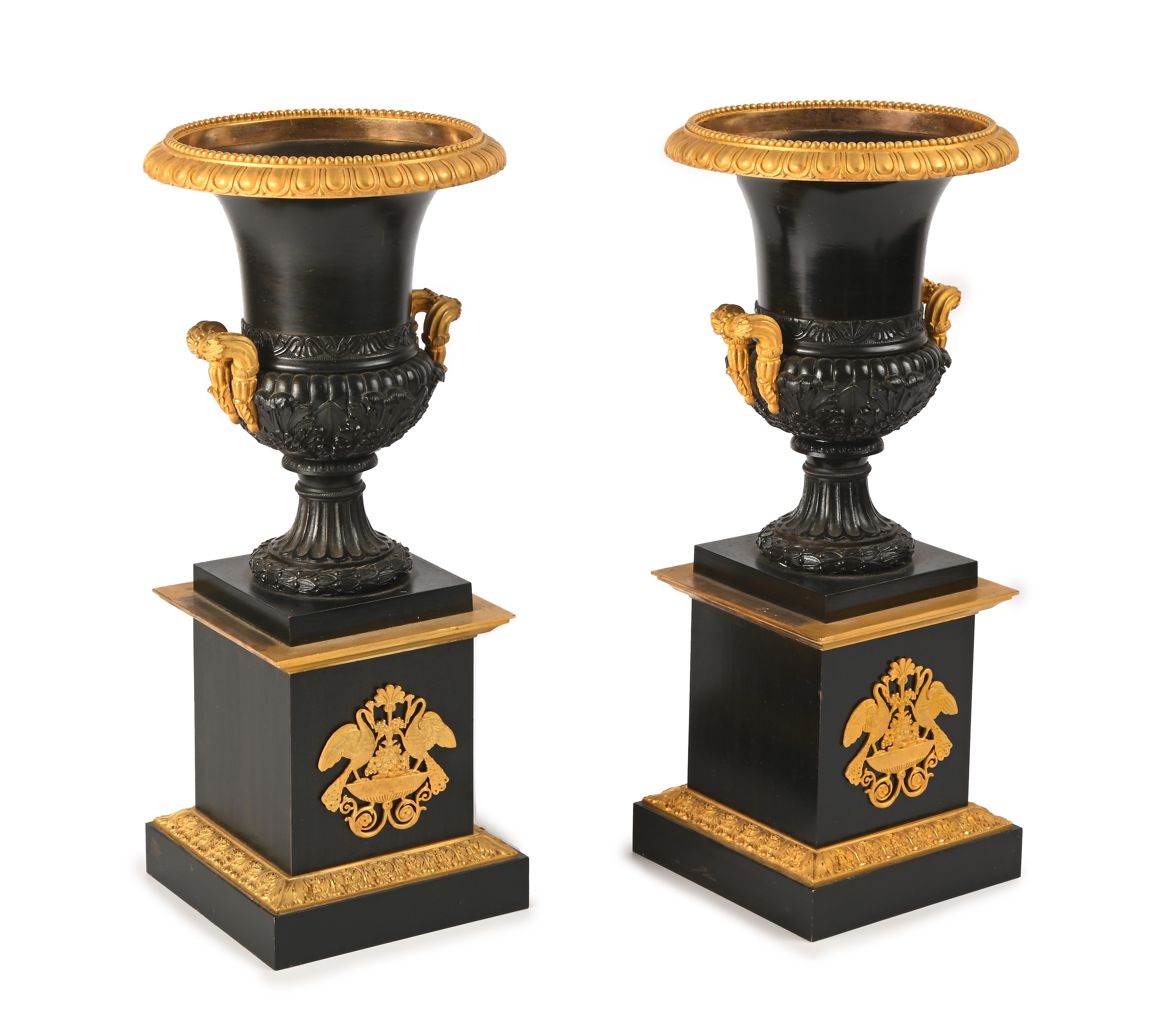Coppia di vasi a cratere in bronzo brunito e dorato, XIX secolo