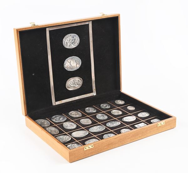 Raccolta di 27 riproduzioni in argento di cammei e pietre dure incise e sbalzate a rilievo di epoca classica e rinascimentale. Entro cofanetto di legno con scomparti rivestiti di velluto