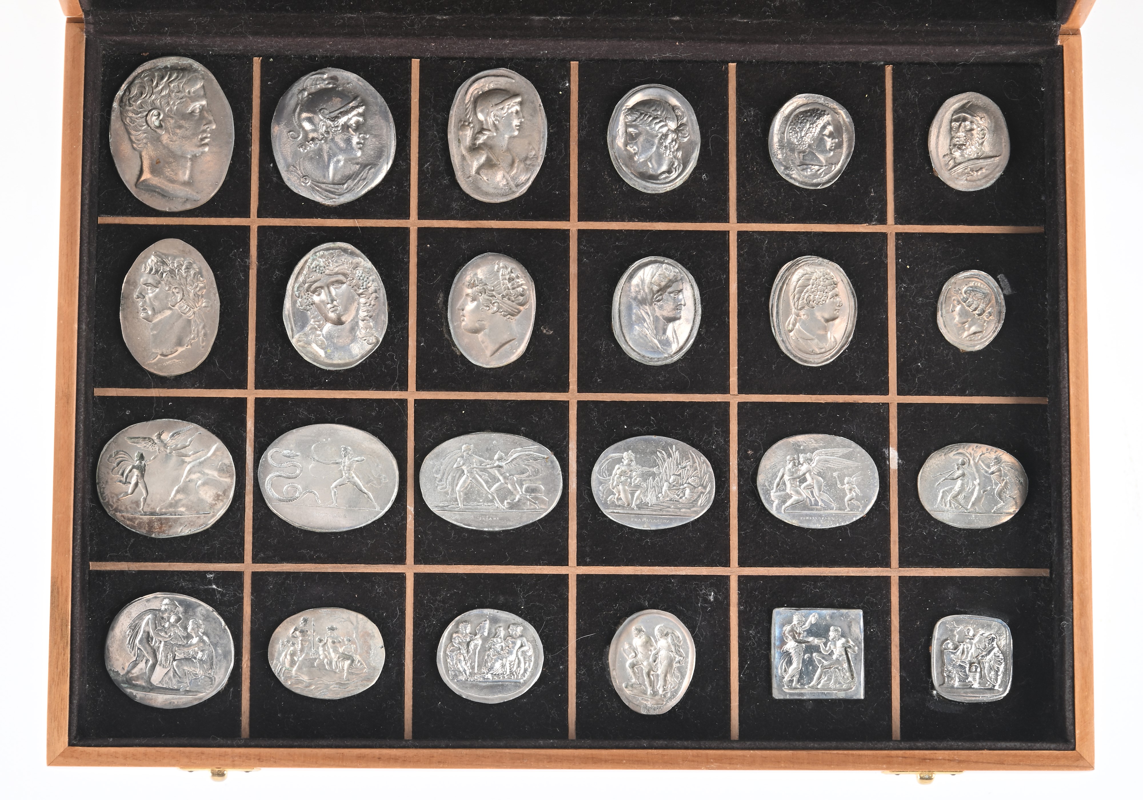 Raccolta di 27 Riproduzioni in Argento di Cammei e Pietre Dure Incise e Sbalzate a Rilievo di Epo...