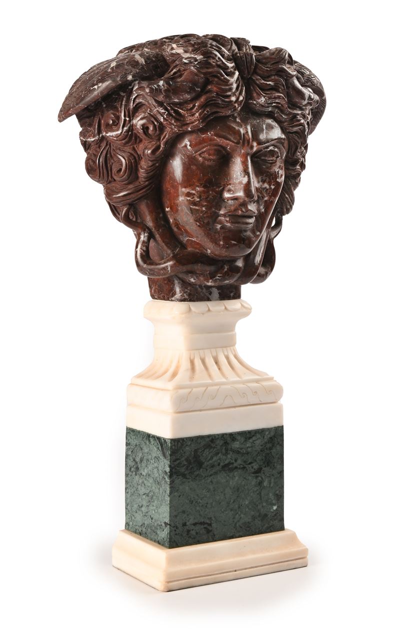 Scultura in Marmo Raffigurante la Medusa Rondanini, Ispirata ai Modelli del Grand Tour