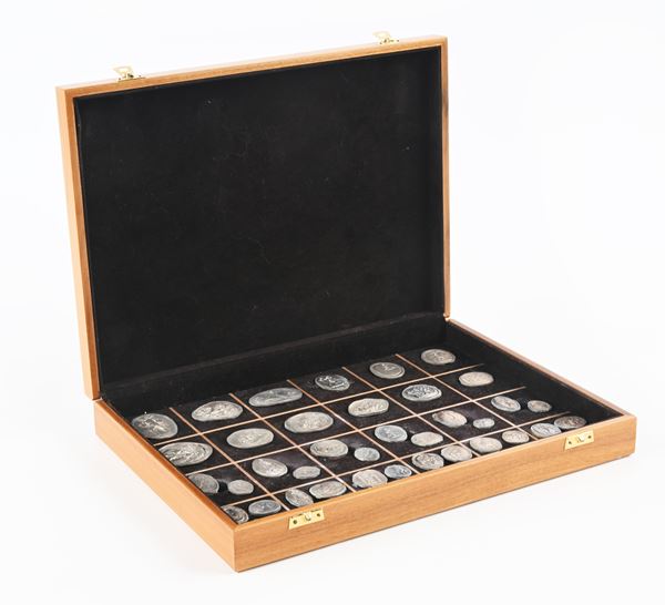 Raccolta di 42 riproduzioni in argento di cammei e pietre dure incise e sbalzate a rilievo di epoca classica e rinascimentale. Entro cofanetto di legno con scomparti rivestiti di velluto