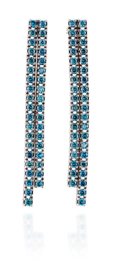 Coppia di Orecchini Pendenti in Oro e Diamanti Fancy Blu