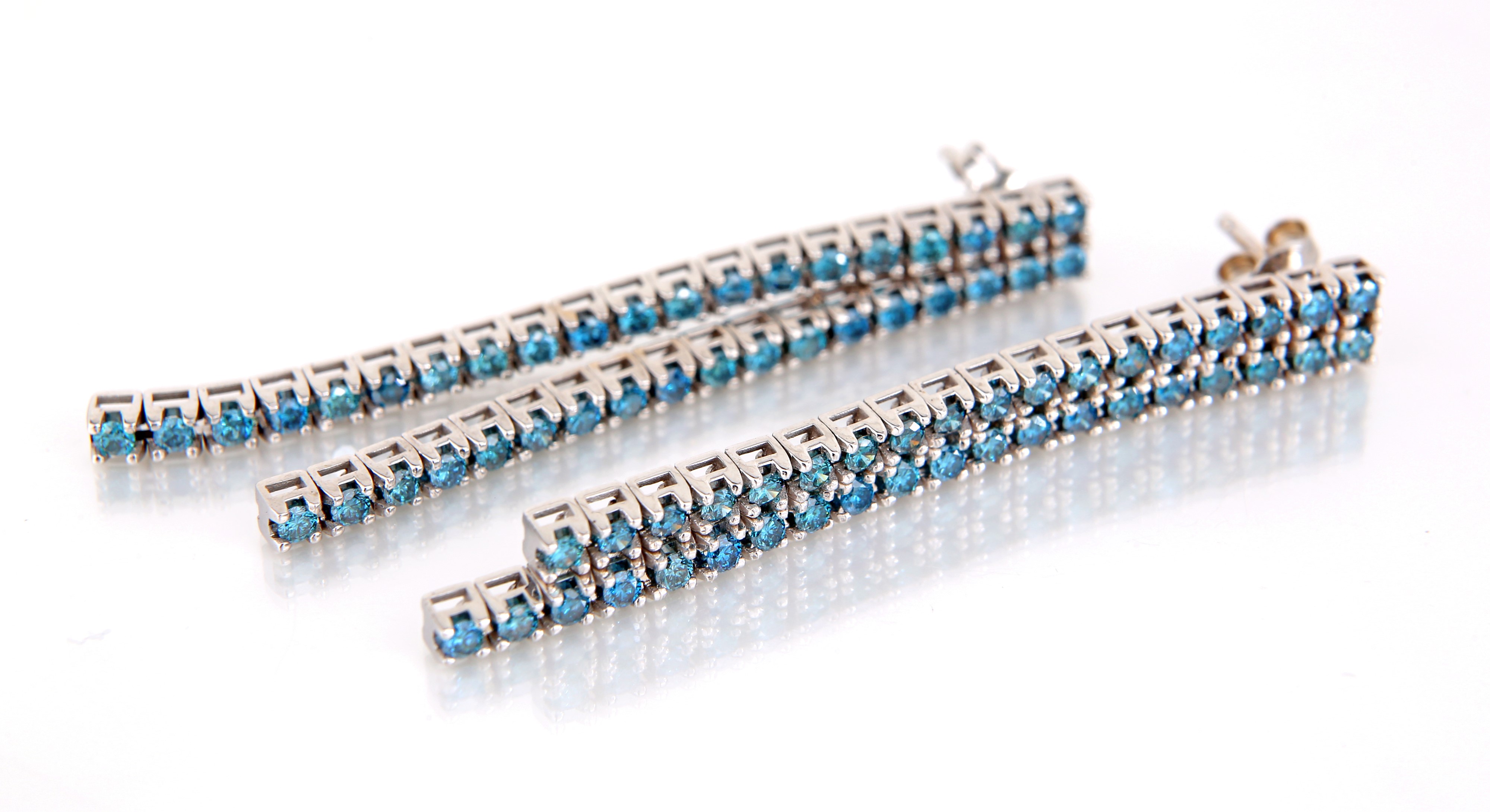 Coppia di Orecchini Pendenti in Oro e Diamanti Fancy Blu
