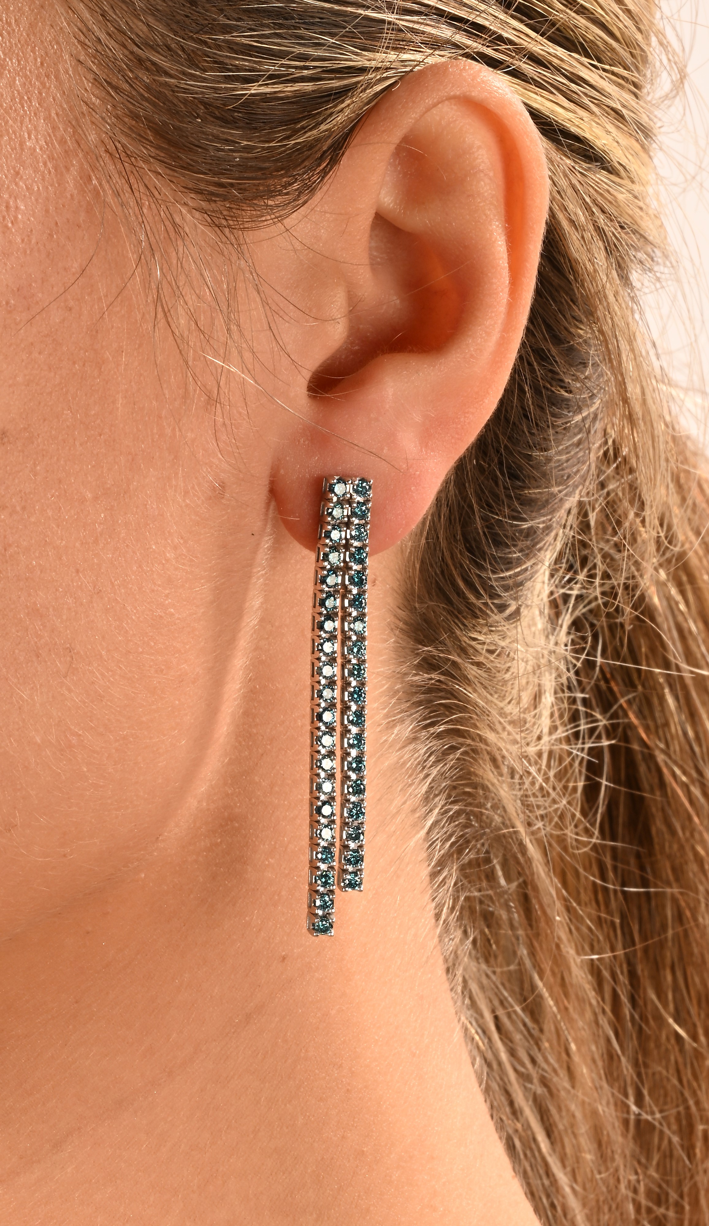Coppia di Orecchini Pendenti in Oro e Diamanti Fancy Blu