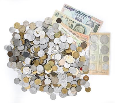 Raccolta di monete, cartamoneta, banconote, francobolli, cartoline e relativi esemplari (Italia e...