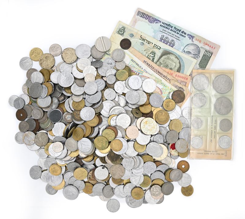 Raccolta di monete, cartamoneta, banconote, francobolli, cartoline e relativi esemplari (Italia e...