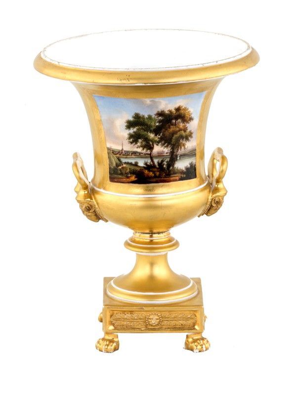 VASO A FORMA DI CRATERE SU FONDO DORATO, DECORATO CON LA VEDUTA DELLA CITT&#192; DI LUBECCA, GERMANIA, 1820-30 H CM 350