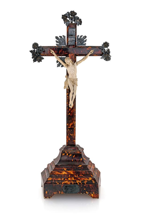 Cristo in avorio con croce in tartaruga e terminali in lamina d'argento, Palermo, XVIII secolo