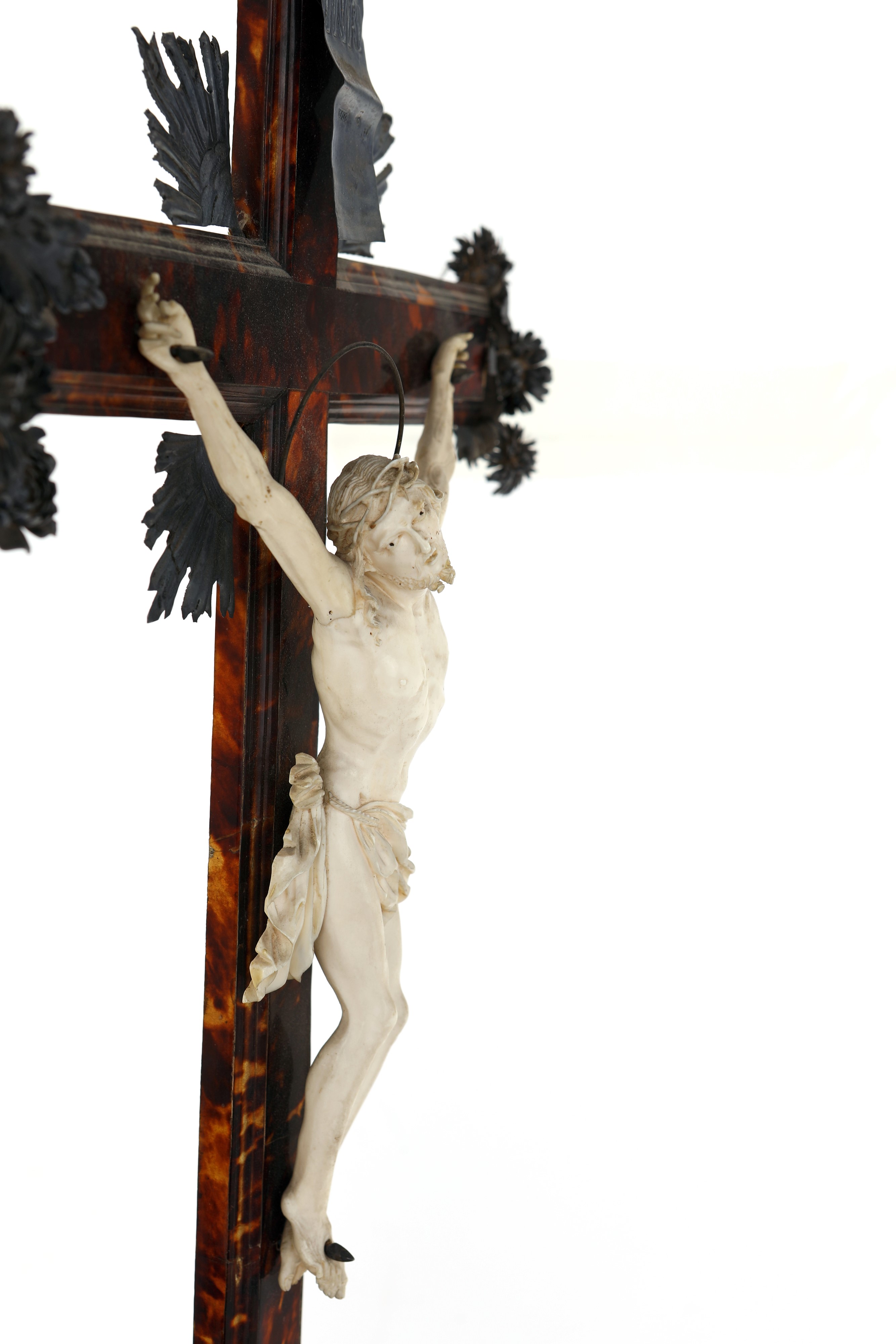 Cristo in avorio con croce in tartaruga e terminali in lamina d'argento, Palermo, XVIII secolo