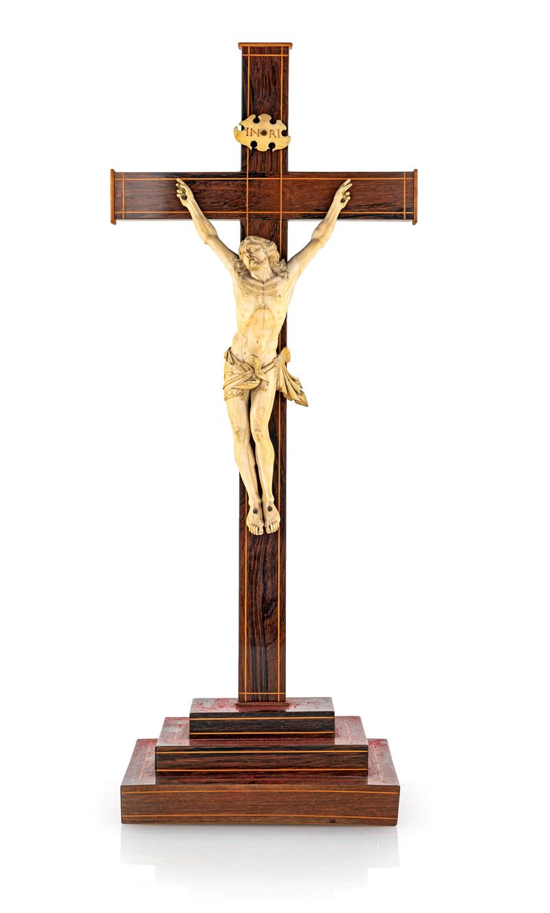 Cristo in avorio su croce in palissandro con filettature, Francia, fine XVII/inizio XVIII secolo