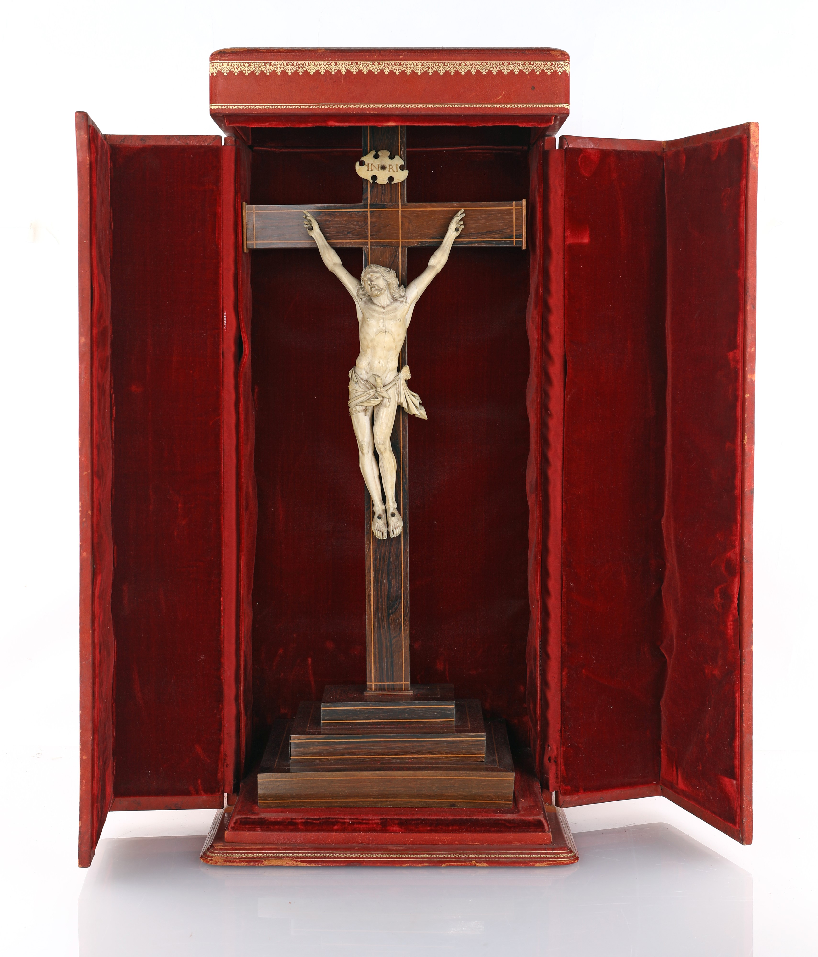 Cristo in avorio su croce in palissandro con filettature, Francia, fine XVII/inizio XVIII secolo