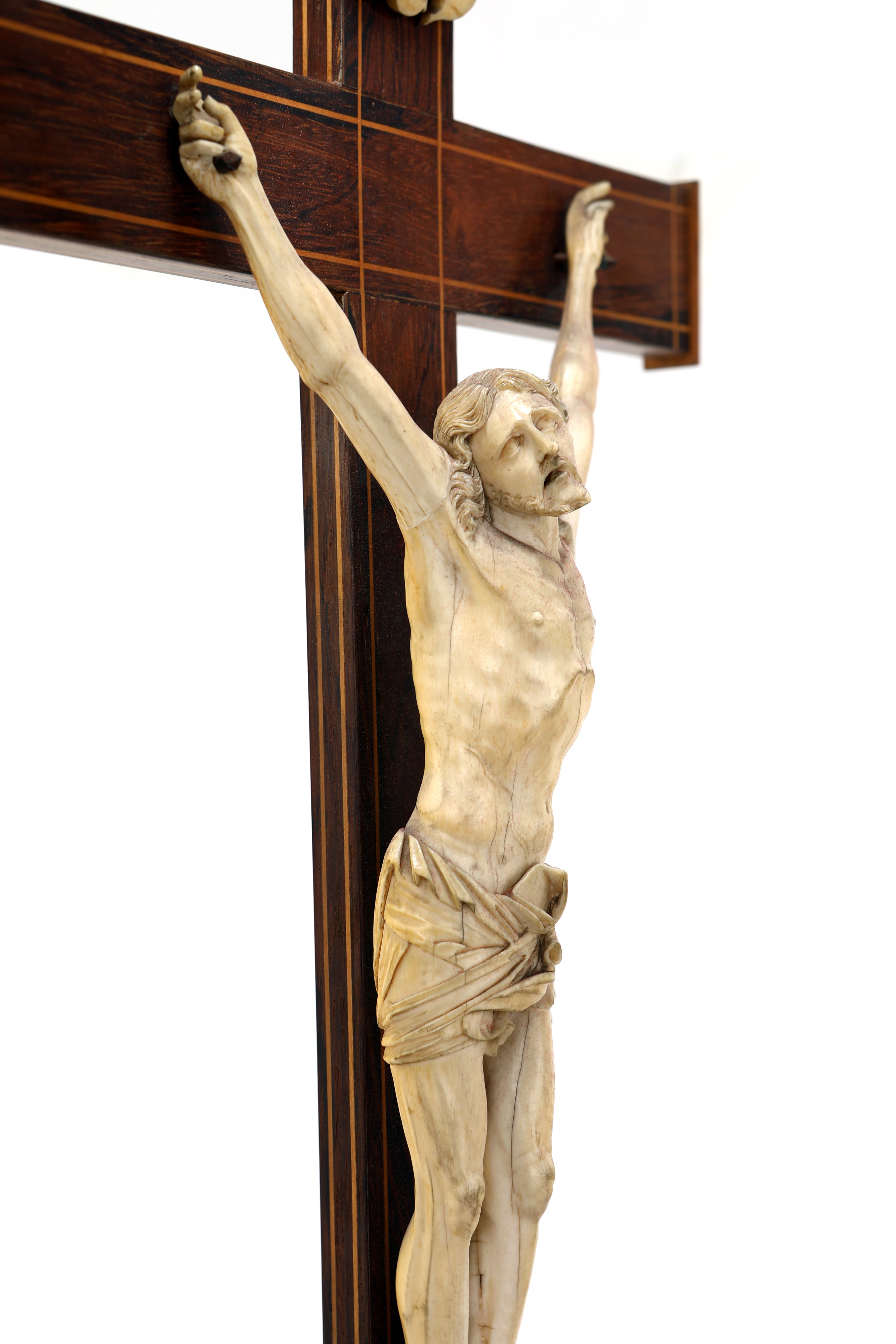 Cristo in avorio su croce in palissandro con filettature, Francia, fine XVII/inizio XVIII secolo