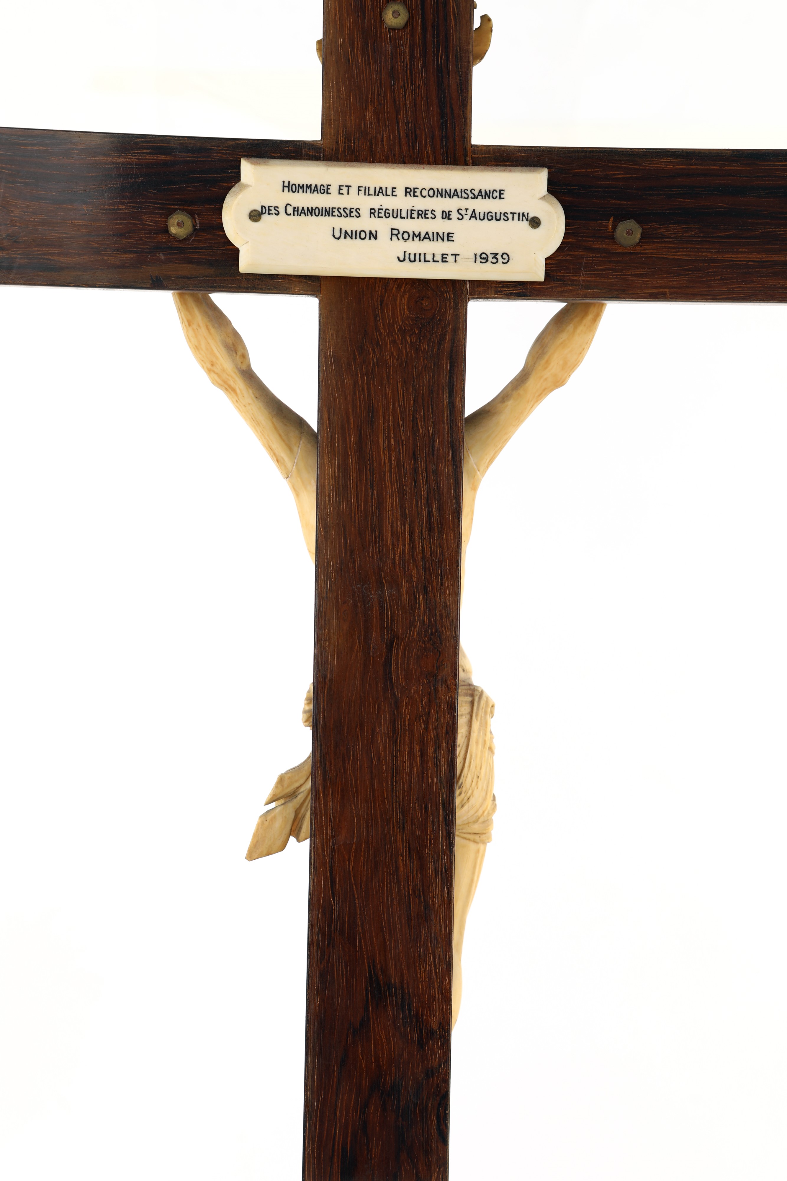 Cristo in avorio su croce in palissandro con filettature, Francia, fine XVII/inizio XVIII secolo