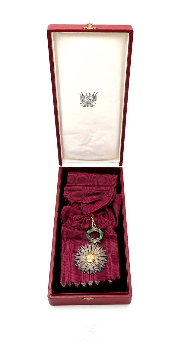 Ordine del Sole del Perù - Insegna di gran croce in metallo e smalto, con collare in nastro viola e bottone. Realizzato da Lemaitre & Fils Paris
