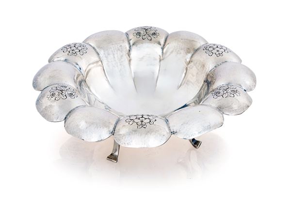 Centrotavola a forma di corolla con petali incurvati e fiori incisi alternati